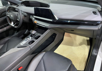 Подержанный автомобиль Changan UNI-V 2023 года (9 фото)