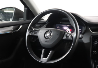 Подержанный автомобиль Skoda Octavia Liftback 2020 года (15 фото)