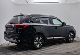 Подержанный автомобиль Mitsubishi Outlander 2019 года (5 фото)