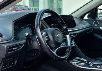 Подержанный автомобиль Hyundai Sonata 2022 года (13 фото)