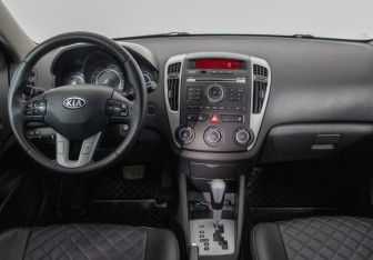 Подержанный автомобиль Kia Ceed Wagon 2011 года (13 фото)