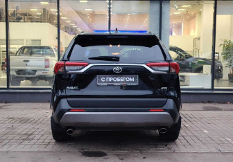 Подержанный автомобиль Toyota RAV4 2021 года (7 фото)
