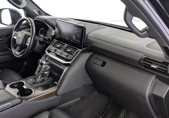 Подержанный автомобиль Toyota Land Cruiser Suv 2022 года (13 фото)