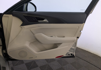 Подержанный автомобиль Hongqi H5 2022 года (25 фото)