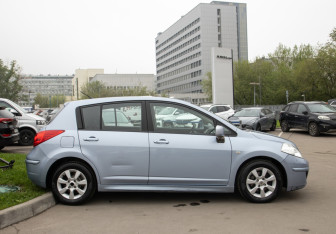 Подержанный автомобиль Nissan Tiida Hatchback 2011 года (3 фото)