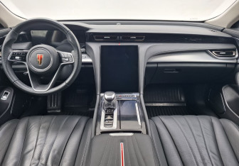 Подержанный автомобиль Hongqi H5 2024 года (18 фото)