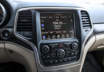 Подержанный автомобиль Jeep Grand Cherokee 2016 года (18 фото)