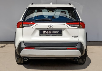 Подержанный автомобиль Toyota RAV4 2024 года (6 фото)