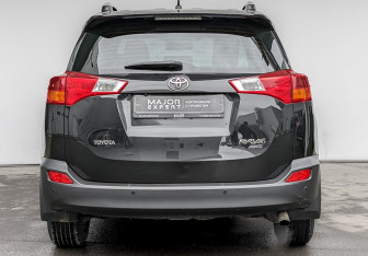 Подержанный автомобиль Toyota RAV4 2015 года (6 фото)