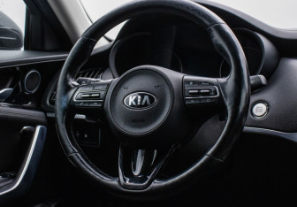 Подержанный автомобиль Kia Stinger 2018 года (15 фото)