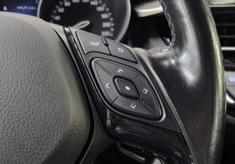 Подержанный автомобиль Toyota C-HR 2019 года (25 фото)