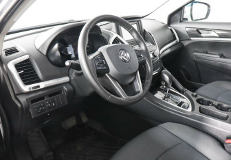 Подержанный автомобиль DongFeng AX7 2017 года (6 фото)