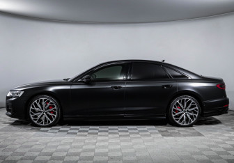 Подержанный автомобиль Audi S8 2023 года (8 фото)
