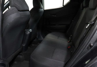 Подержанный автомобиль Toyota C-HR 2019 года (10 фото)