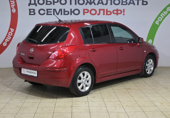 Подержанный автомобиль Nissan Tiida Hatchback 2010 года (4 фото)