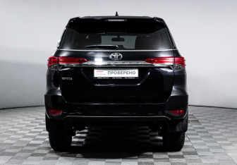 Подержанный автомобиль Toyota Fortuner 2017 года (6 фото)