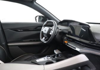Подержанный автомобиль Changan UNI-V 2024 года (9 фото)
