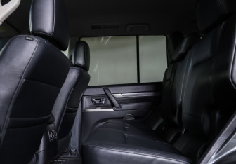 Подержанный автомобиль Mitsubishi Pajero 2011 года (12 фото)