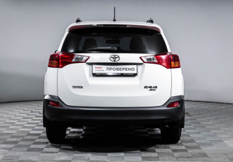 Подержанный автомобиль Toyota RAV4 2014 года (6 фото)