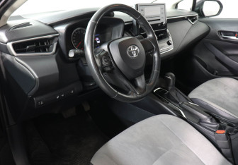 Подержанный автомобиль Toyota Corolla Sedan 2019 года (9 фото)