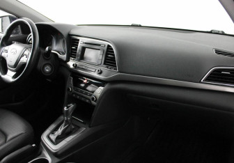 Подержанный автомобиль Hyundai Elantra Sedan 2016 года (6 фото)