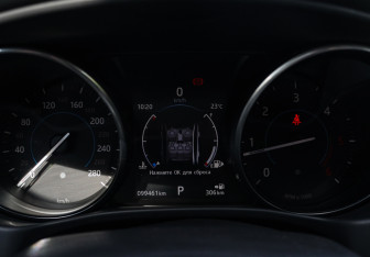 Подержанный автомобиль Jaguar XE 2016 года (24 фото)