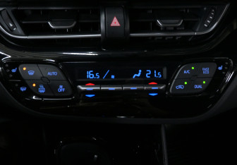 Подержанный автомобиль Toyota C-HR 2021 года (14 фото)