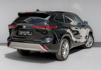 Подержанный автомобиль Toyota Highlander 2025 года (5 фото)