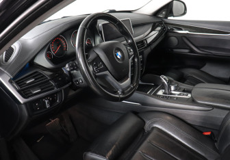 Подержанный автомобиль BMW X6 2017 года (12 фото)