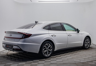 Подержанный автомобиль Hyundai Sonata 2021 года (5 фото)