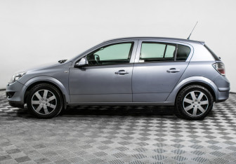 Подержанный автомобиль Opel Astra Hatchback 2010 года (8 фото)