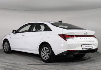 Подержанный автомобиль Hyundai Elantra Sedan 2021 года (7 фото)