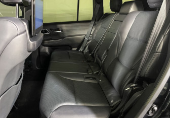 Подержанный автомобиль Toyota Land Cruiser Suv 2022 года (10 фото)