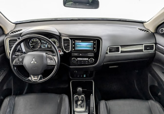 Подержанный автомобиль Mitsubishi Outlander 2018 года (14 фото)