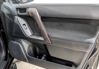 Подержанный автомобиль Toyota Land Cruiser Prado 2019 года (25 фото)