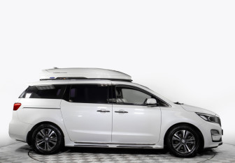Подержанный автомобиль Kia Carnival 2019 года (3 фото)