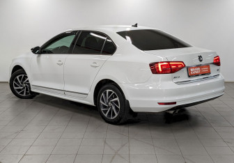 Подержанный автомобиль Volkswagen Jetta Sedan 2017 года (7 фото)