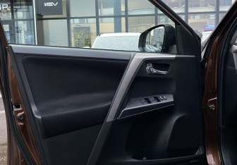 Подержанный автомобиль Toyota RAV4 2016 года (17 фото)