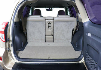 Подержанный автомобиль Toyota RAV4 2010 года (18 фото)