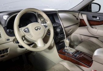 Подержанный автомобиль Infiniti FX 2012 года (14 фото)