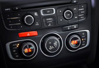 Подержанный автомобиль Citroen C4 Hatchback 2013 года (17 фото)