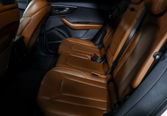 Подержанный автомобиль Audi Q8 2022 года (10 фото)