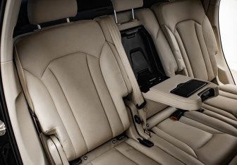 Подержанный автомобиль Audi Q7 2015 года (32 фото)