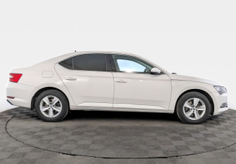 Подержанный автомобиль Skoda Superb Liftback 2016 года (4 фото)