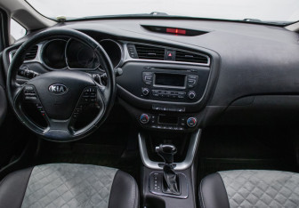 Подержанный автомобиль Kia Ceed Hatchback 2016 года (13 фото)