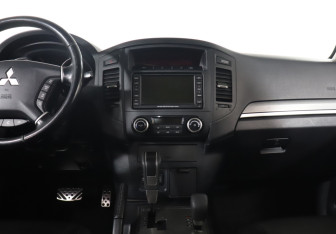 Подержанный автомобиль Mitsubishi Pajero 2012 года (14 фото)