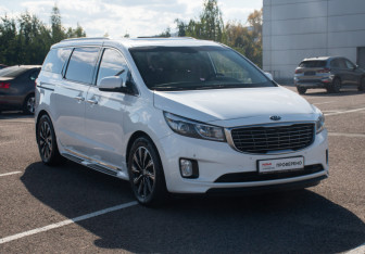 Подержанный автомобиль Kia Carnival 2016 года (3 фото)