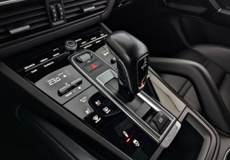 Подержанный автомобиль Porsche Cayenne 2021 года (21 фото)