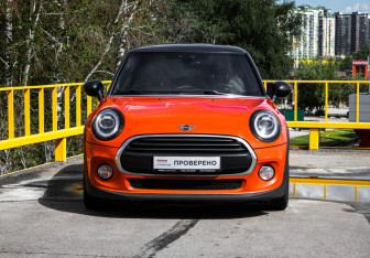 Подержанный автомобиль MINI Hatch 2019 года (2 фото)