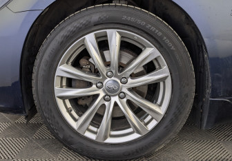 Подержанный автомобиль Infiniti Q70 2015 года (12 фото)